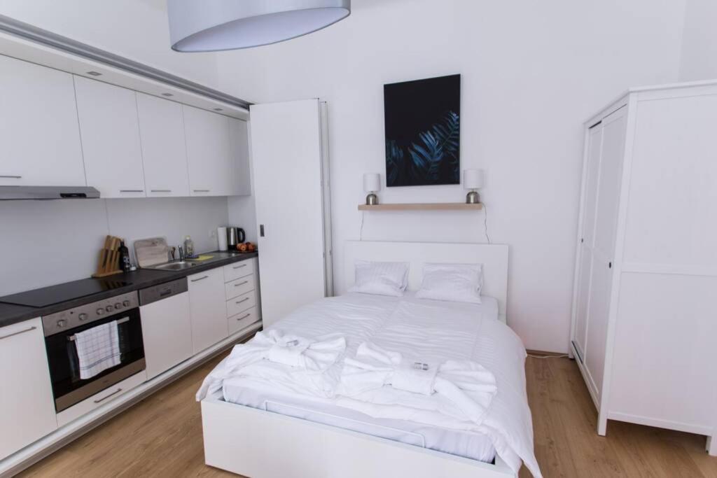 Johanna I Levestate Apartment